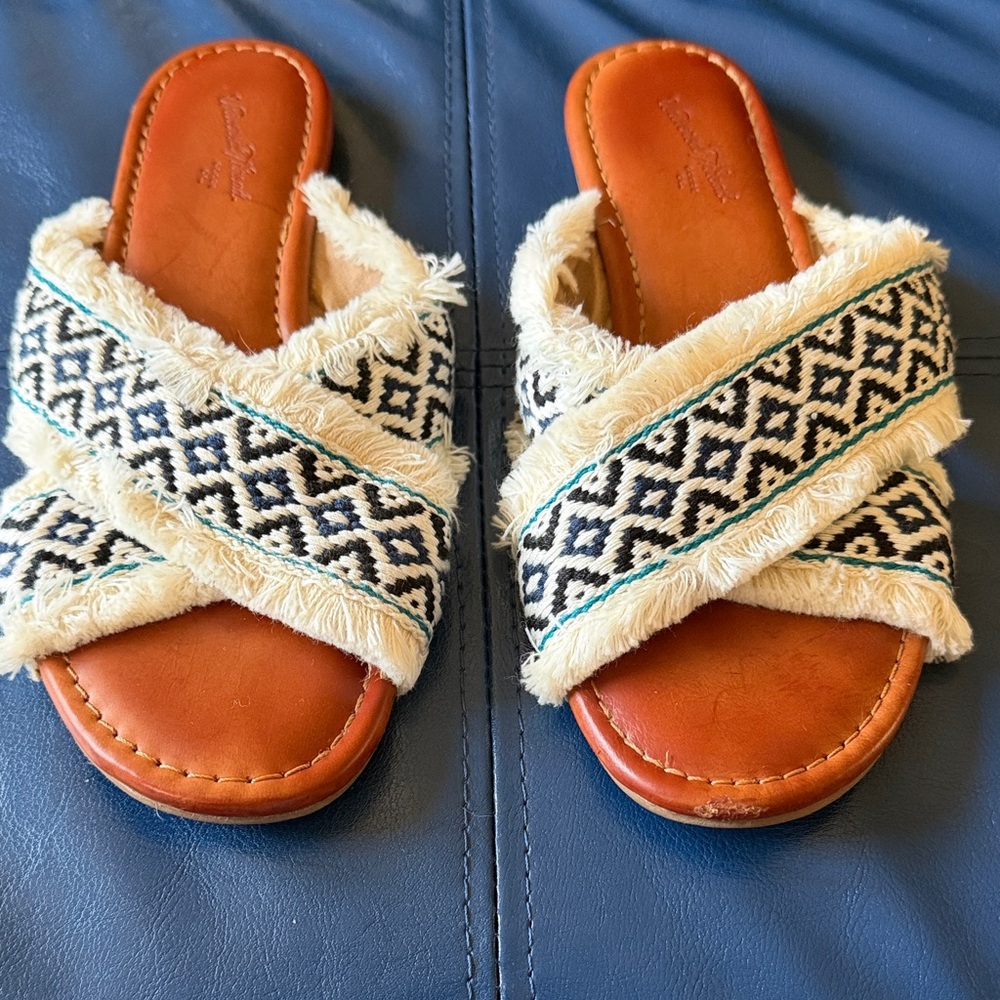 Universal Thread Patterned Sandals